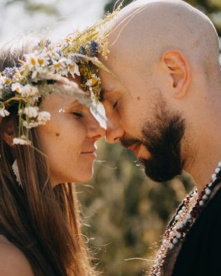 🤎 Poznali jsme se u šálku kakaa. @luci_je_kakaova připravovala kakaovou ceremonii u přátel v Rakovníku, kam @vladne.mir...